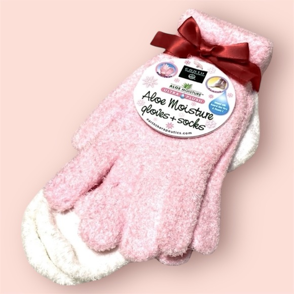 Earth Therapeutics Other - Earth Therapeutics Aloe Moisture Gloves & Socks